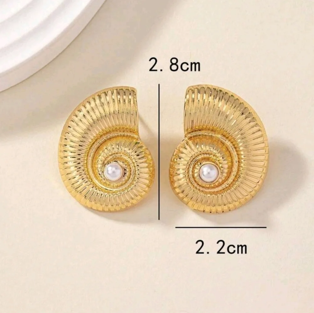 Gold tone Moon Seashell pearl style statement earrings shell gold tone earrings - Picture 4 of 4